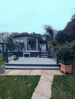 Beautifully presented Lodge on Exclusive Gated Area on award winning Shorefield Country Park! Entertainment and Leisure Passes included